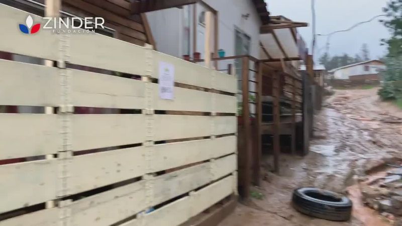 Ayudamos al campamento Alto Placilla, donde viven muchas familias con niños.
