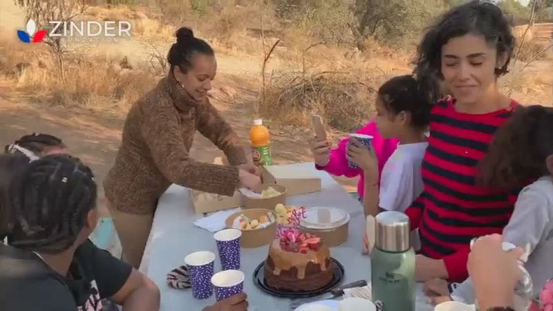 Celebramos los 13 años de una de nuestras niñas. Que ella y sus hermanas sean felices y nunca más vivan en la calle.