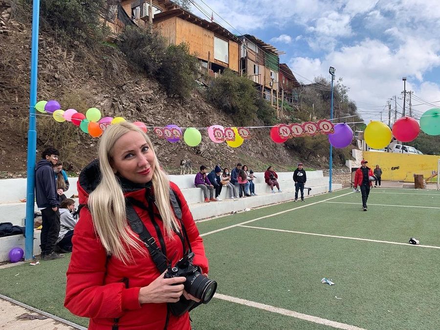Día del Niño junto con TECHO Chile: fiesta para los niños de un campamento con trampolín, regalos, pintacaras y la cantante @ninoska.cooetze.