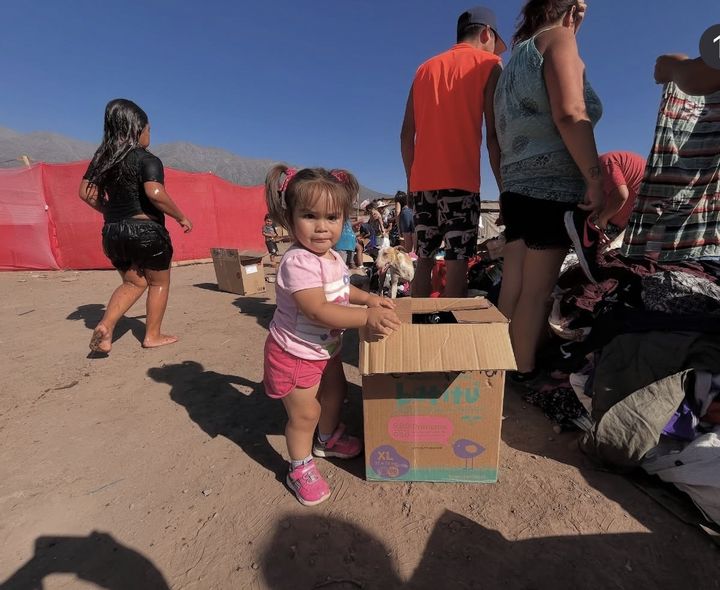 Campamento Dignidad, La Florida: llevamos ropa, platos, libros y juguetes. Tratamos de ayudar a todos los que podemos.