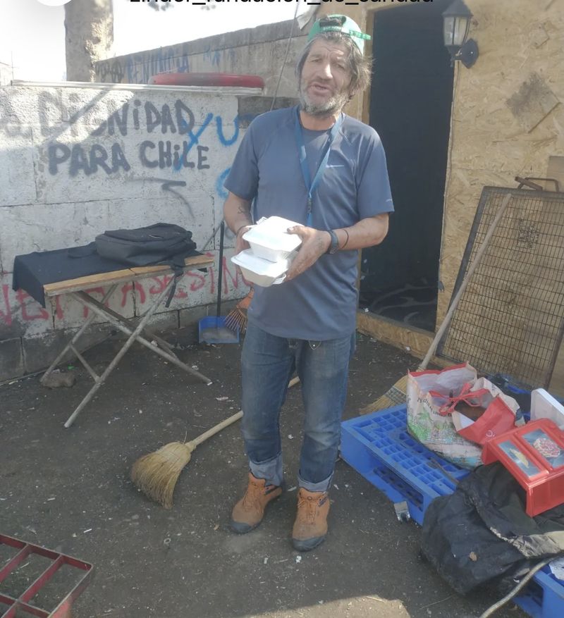 Campamento Dignidad: entrega de comida a sus vecinos.