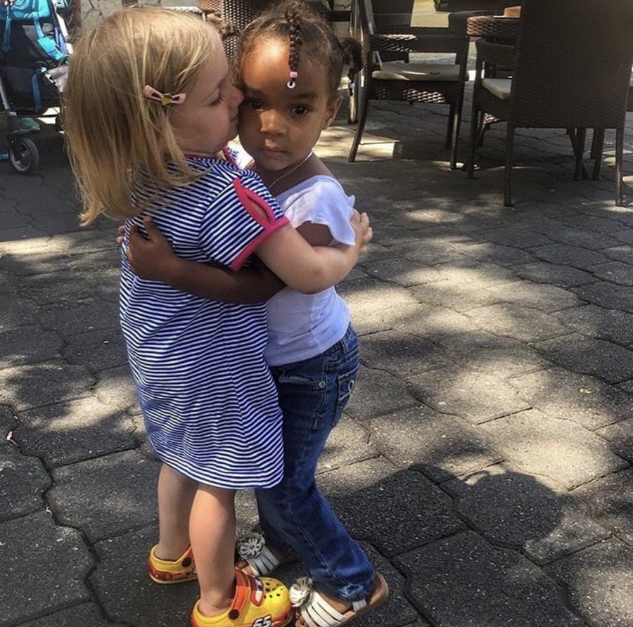 Dos niñas pequeñas abrazándose