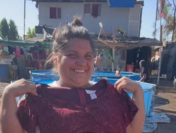 Visita a un campamento con ropa y juguetes.