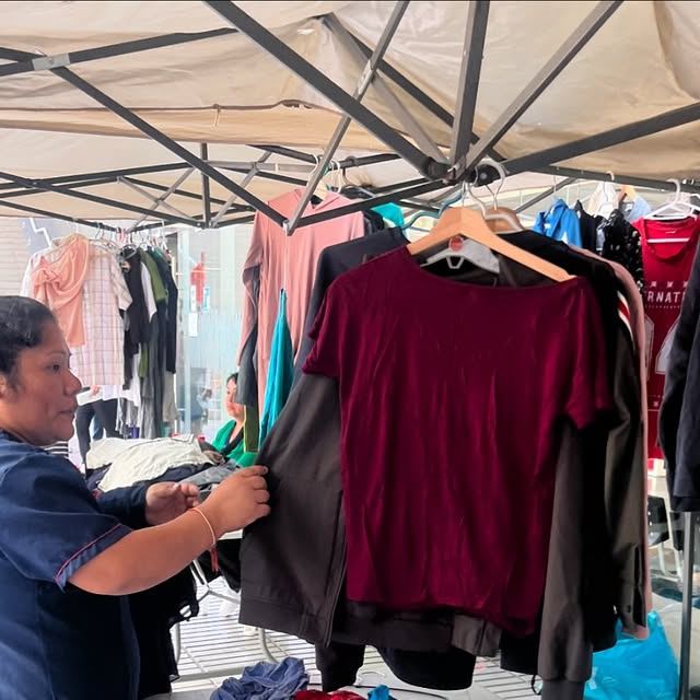 Entrega de ropa en Recoleta