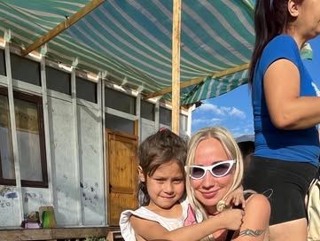 Visita a un campamento por el Día de la Mujer.
