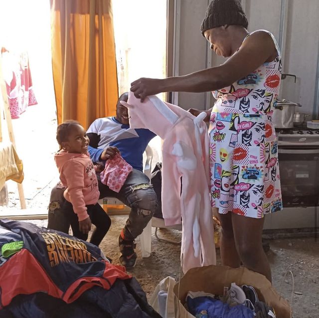 Macul: entregamos ropa y cosas a una familia haitiana en un campamento.