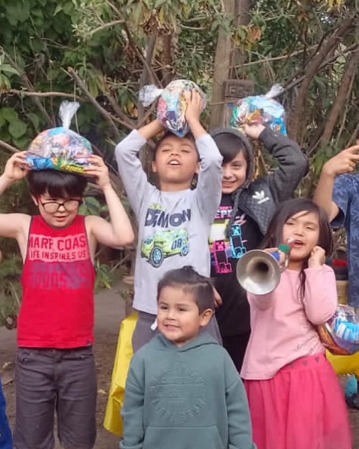 Fiesta de Navidad para una comunidad mapuche con unos 50 niños: pequeños regalos y golosinas de la fundación. ¡Gracias a todos los que nos ayudan a ayudar!
