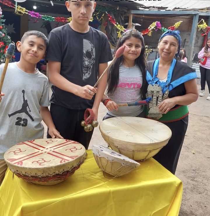 Fiesta de Navidad para una comunidad mapuche con unos 50 niños: pequeños regalos y golosinas de la fundación. ¡Gracias a todos los que nos ayudan a ayudar!
