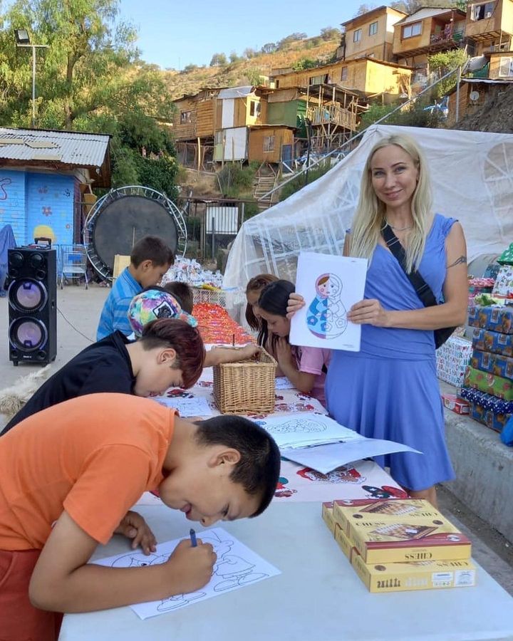 Fiesta de Navidad en el campamento La Cancha, Lo Barnechea: cantantes de ópera, taller de ajedrez con @marivelosolima y regalos de Chartwell International School.