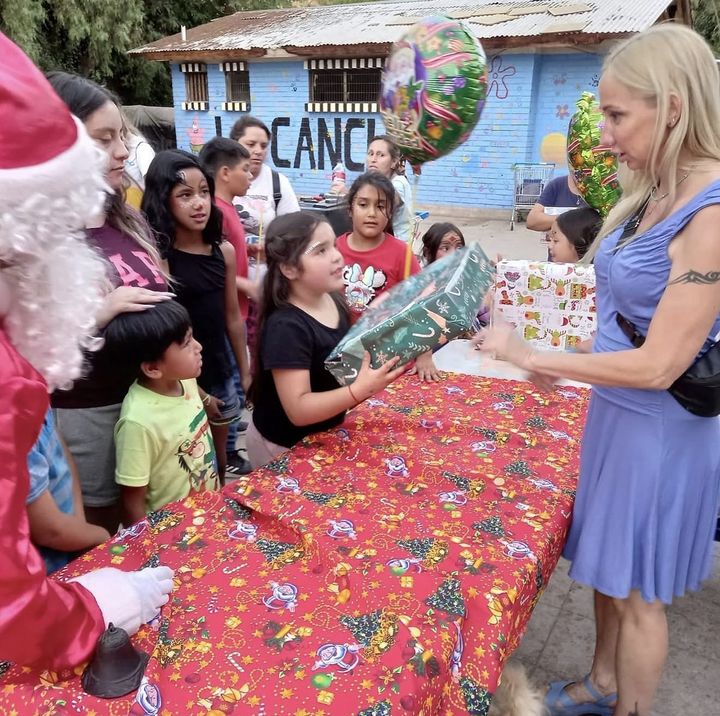 Fiesta de Navidad en el campamento La Cancha, Lo Barnechea: cantantes de ópera, taller de ajedrez con @marivelosolima y regalos de Chartwell International School.