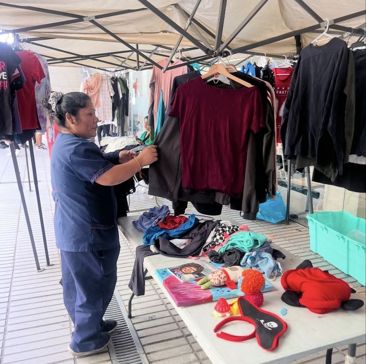 Entrega de ropa en el Día de la Danza, junto a la Municipalidad de Recoleta
