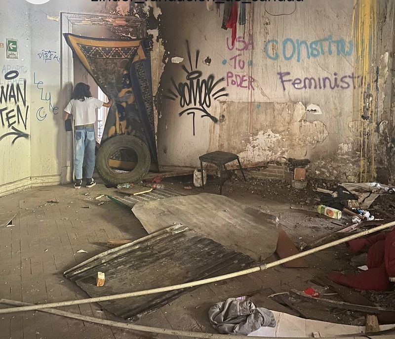 Centro de Santiago: visitamos a una madre y sus tres hijas que vivían en un edificio quemado. Foto: @marivelosolima