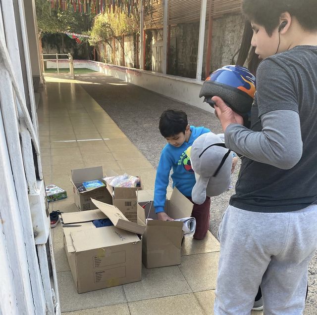 Regalos para los niños de un hogar Sename en Providencia. Los niños siempre están contentos de recibir tus regalos.