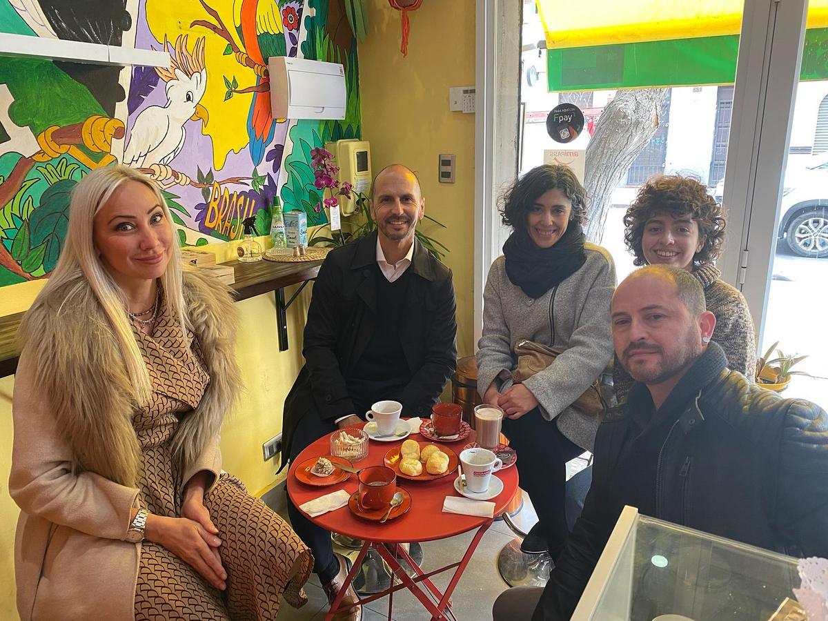 Cinco miembros del equipo de la fundación en un café