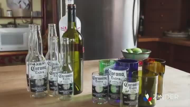Segunda Vida: vasos hechos de botellas recicladas, vendidos para financiar comida para familias pobres y regalos para niños.